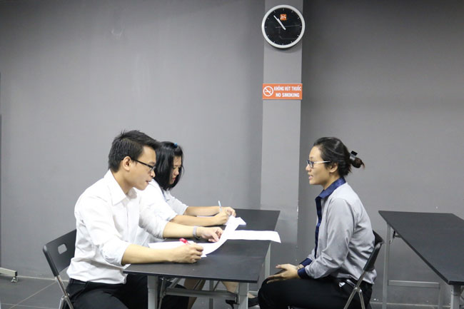 Học viên thực hành phỏng vấn tiếng Anh tại Hướng Nghiệp Á Âu hoc vien thuc hanh phong van tieng anh tai huong nghiep a au