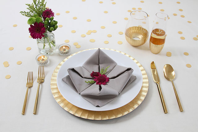 Cách xếp giấy ăn trên đĩa hình hoa sen