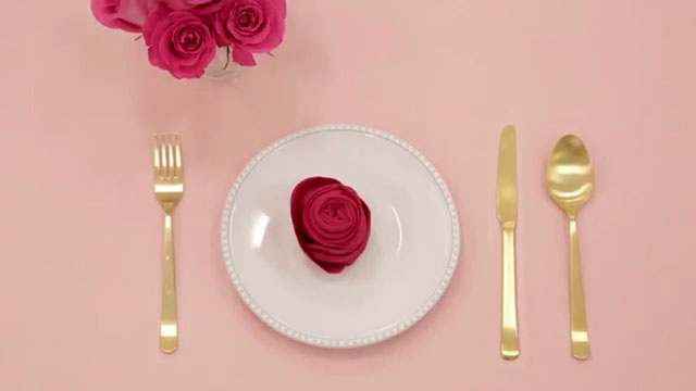 Cách xếp giấy ăn vào cốc hình hoa hồng