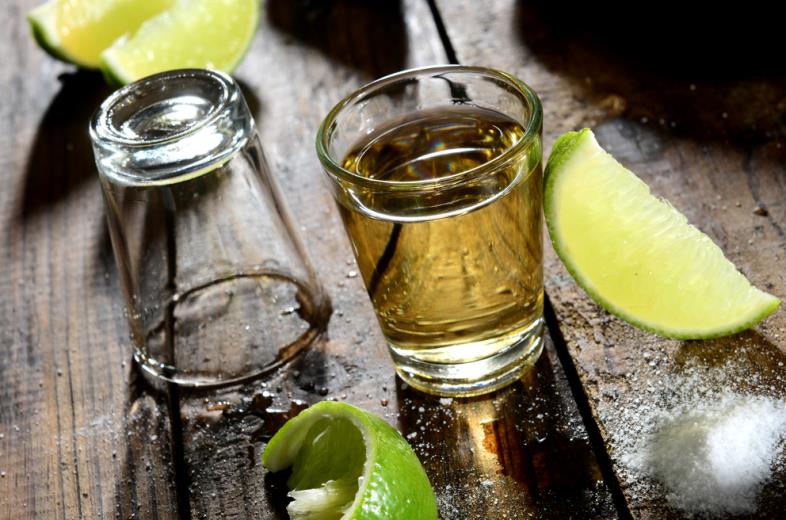 ly ruou tequila va 2 lat chanh