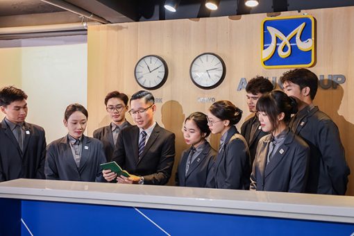 giảng viên hướng dẫn check in