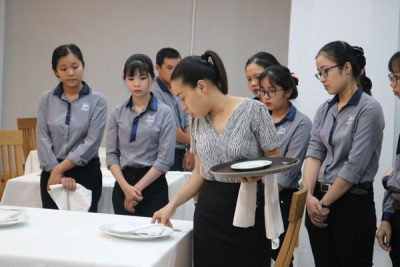 Học viên trong lớp nghiệp vụ nhà hàng tại Hướng Nghiệp Á Âu