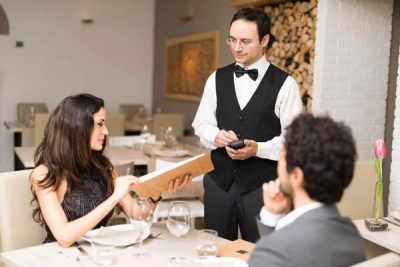 Có nên làm phục vụ nhà hàng?