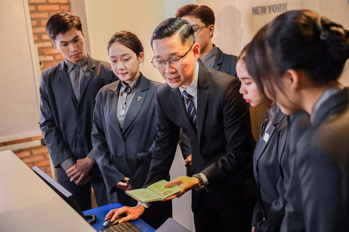 giảng viên hướng dẫn check in khách hàng