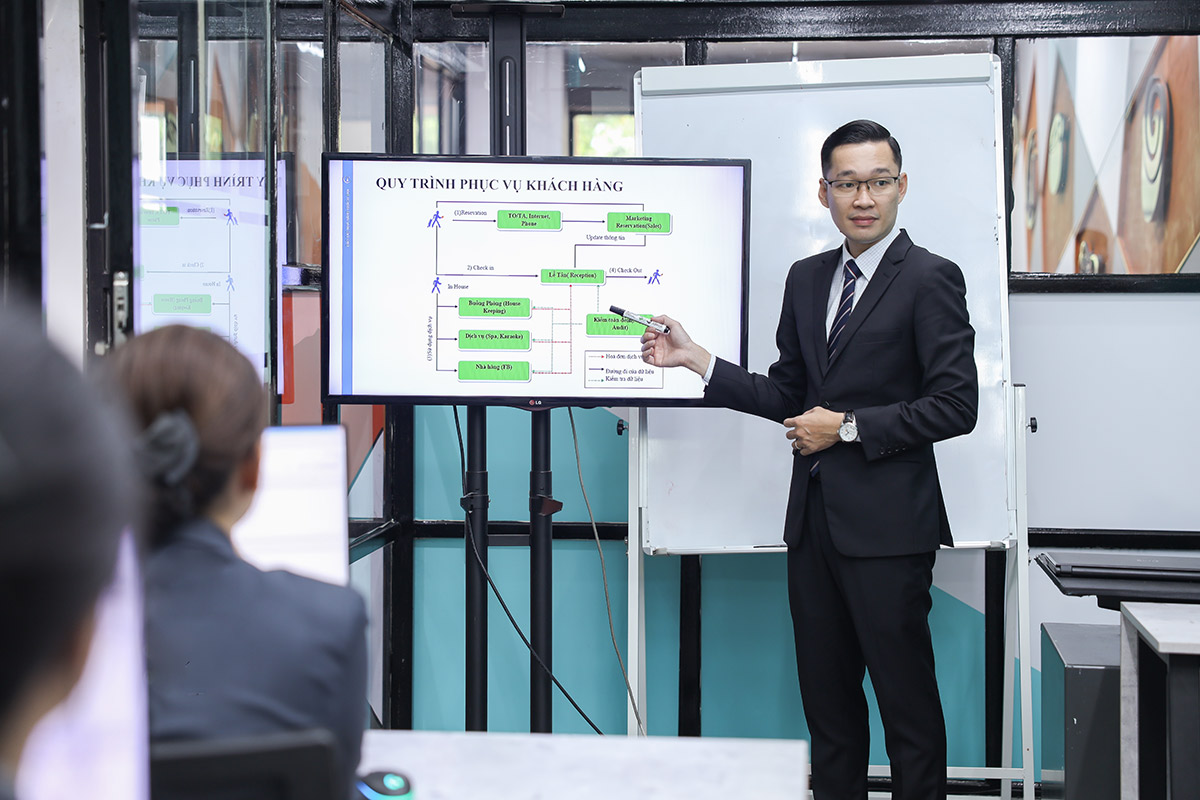 giảng viên hướng dẫn quy trình phục vụ