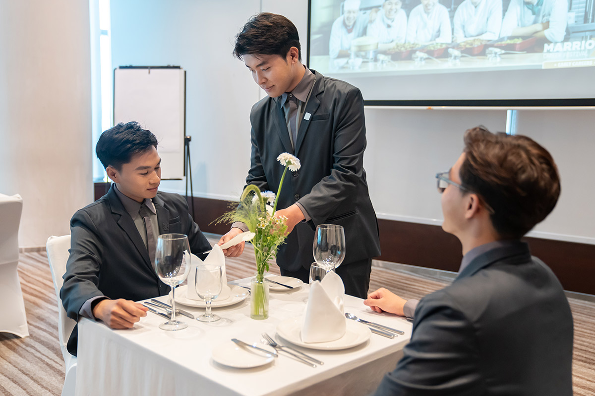 học viên thực hành dùng tiệc