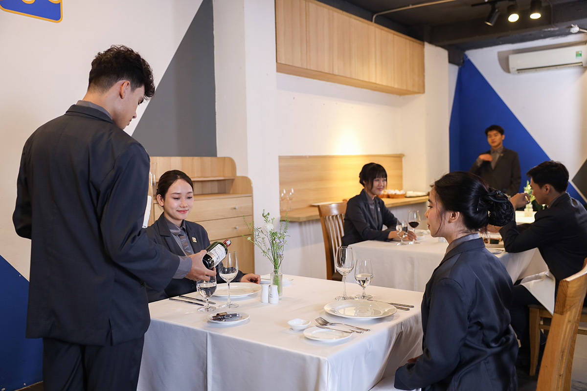 học viên thực hành nghiệp vụ bàn
