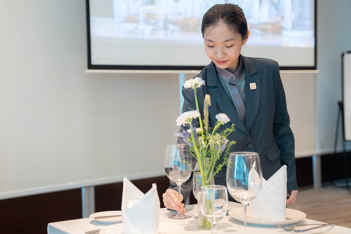học viên thực hành phục vụ bàn tiệc